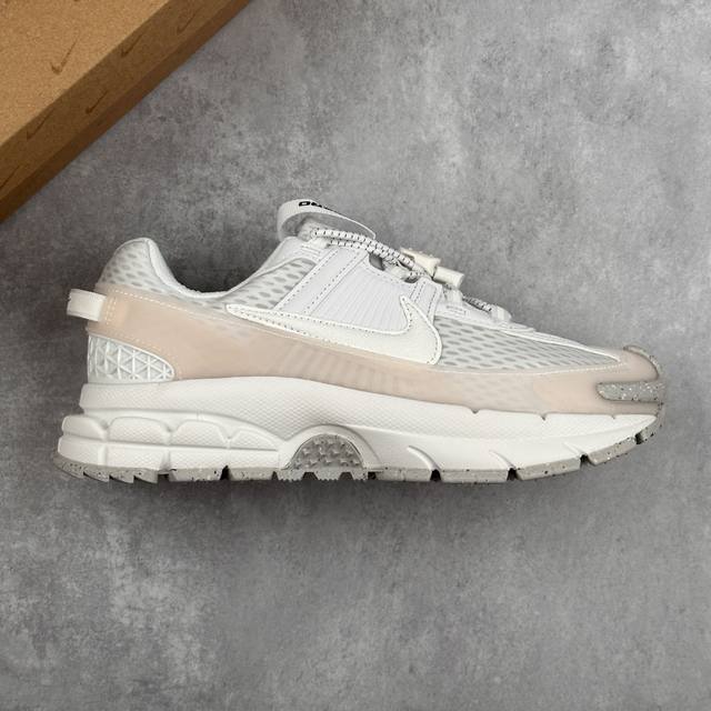 本地 核心私 公司级耐克W Nike Zoom Vomero Roam马拉松复古跑五代休闲运动慢跑鞋 采用环保纤维革饰片组合网眼布鞋面材质 升级正确后跟Tpu加