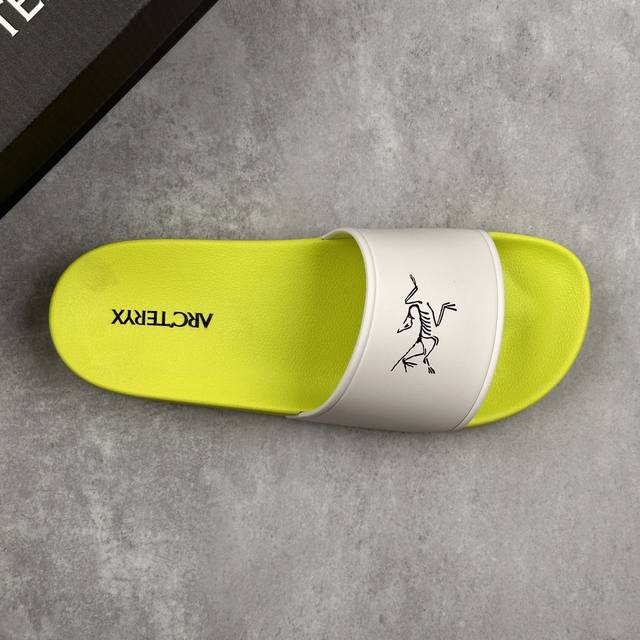 本地 核心私 Arcteryx Slipper M 休闲时尚潮流拖鞋 夏季必备款，柔软Q弹 强烈推介 。鞋底很软，上脚轻盈舒适，穿脱方便，颜色百搭， 低调简单，