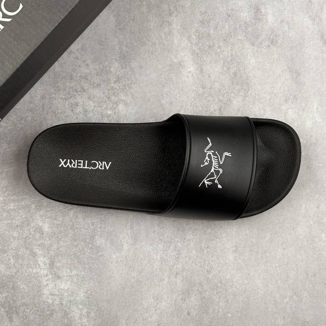本地 核心私 Arcteryx Slipper M 休闲时尚潮流拖鞋 夏季必备款，柔软Q弹 强烈推介 。鞋底很软，上脚轻盈舒适，穿脱方便，颜色百搭， 低调简单，