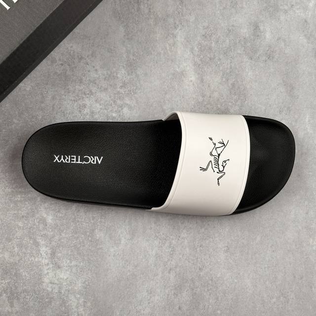 本地 核心私 Arcteryx Slipper M 休闲时尚潮流拖鞋 夏季必备款，柔软Q弹 强烈推介 。鞋底很软，上脚轻盈舒适，穿脱方便，颜色百搭， 低调简单，