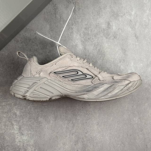 本地 核心私 Ok版 Balenciaga巴黎世家16代 Monday 其前卫的设计、夸张的体积和反光细节赋予其特别的轮廓 采用头层牛皮材质制成，带来良好脚感，