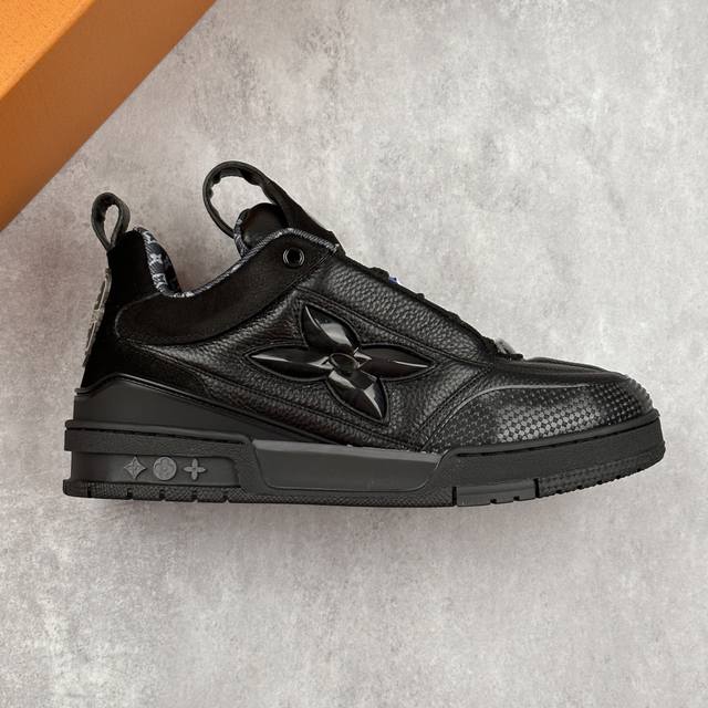 本地 核心私 Lv-路易-威登Trainer 2025走秀最新款 原版1：1开发复刻！！上脚非常舒适 做工精细鞋面由意大利进口小牛皮拼接，侧边饰有品牌Logo标
