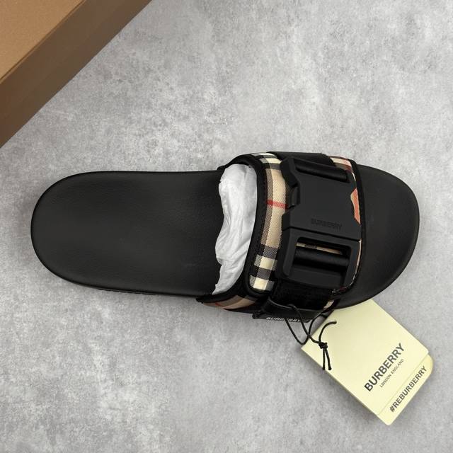 本地 核心私 今年颜值最高的一款拖鞋 Burberry 整体的设计大胆设计 从颜值上来说这是一款非常潮流的拖鞋 材料使用经典Bbr花纹图案经典配双扣设计Yb拖鞋