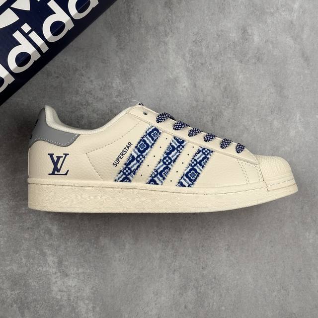 本地 核心私 Adidas Originals Superstar X Louis Vuitton 白蓝 低帮休闲运动板鞋 采用全新头层拼接皮革材质 后跟采用特