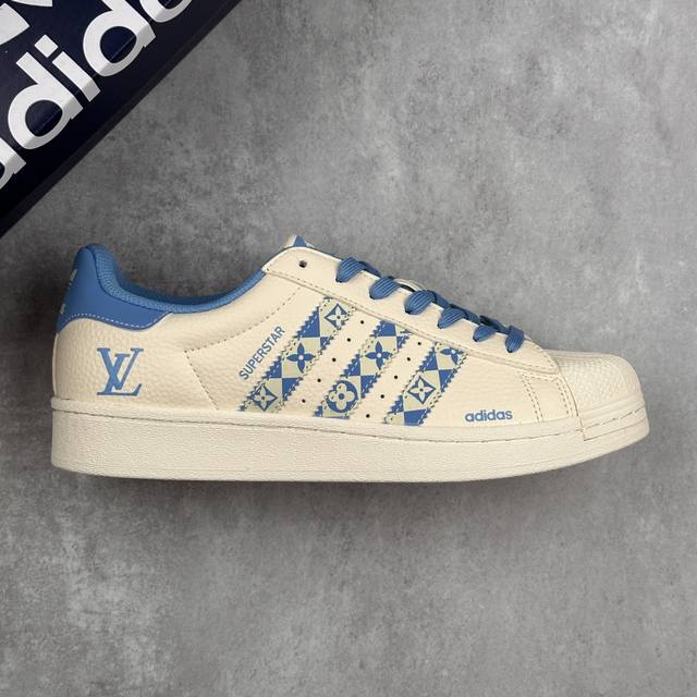 本地 核心私 Adidas Originals Superstar X Louis Vuitton 白蓝 低帮休闲运动板鞋 采用全新头层拼接皮革材质 后跟采用特