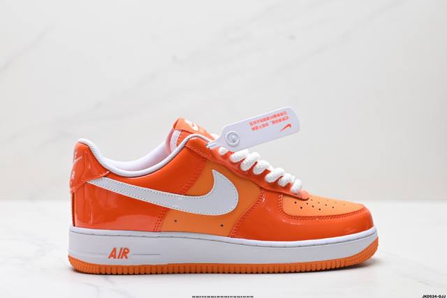 公司级耐克Nike Air Force 1‘07 空军一号低帮百搭休闲运动板鞋。柔软、弹性十足的缓震性能和出色的中底设计，横跨复古与现代的外型结合，造就出风靡全