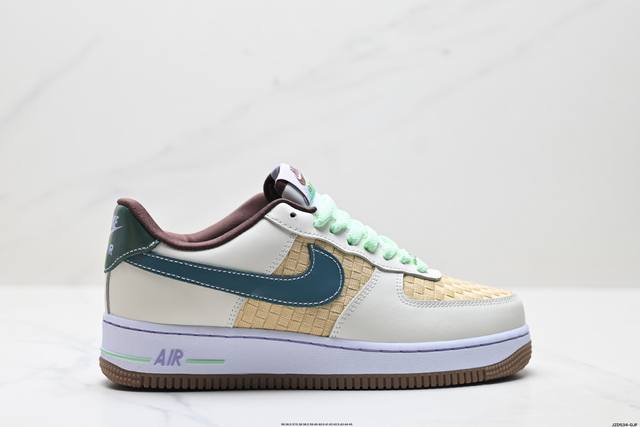 公司级耐克Nike Air Force 1“07 空军一号低帮百搭休闲运动板鞋。柔软、弹性十足的缓震性能和出色的中底设计，横跨复古与现代的外型结合，造就出风靡全