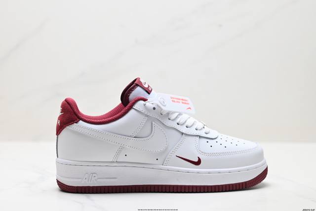 真标耐克Nike Air Force 1’07空军一号低帮百搭休闲运动板鞋。柔软、弹性十足的缓震性能和出色的中底设计，横跨复古与现代的外型结合，造就出风靡全球三