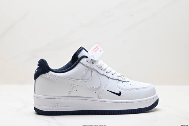真标耐克Nike Air Force 1’07空军一号低帮百搭休闲运动板鞋。柔软、弹性十足的缓震性能和出色的中底设计，横跨复古与现代的外型结合，造就出风靡全球三