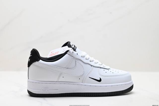 真标耐克Nike Air Force 1’07空军一号低帮百搭休闲运动板鞋。柔软、弹性十足的缓震性能和出色的中底设计，横跨复古与现代的外型结合，造就出风靡全球三