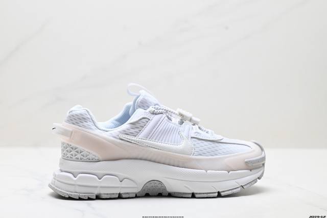 公司级耐克Nike Zoom Vomero Roam 马拉松复古跑五代休闲运动慢跑鞋 采用环保纤维革饰片组合网眼布鞋面材质 升级正确后跟Tpu加固 耐弯折热塑框