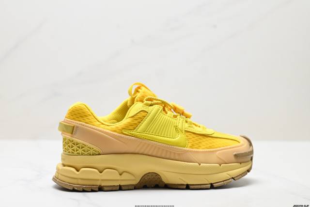 公司级耐克Nike Zoom Vomero Roam 马拉松复古跑五代休闲运动慢跑鞋 采用环保纤维革饰片组合网眼布鞋面材质 升级正确后跟Tpu加固 耐弯折热塑框