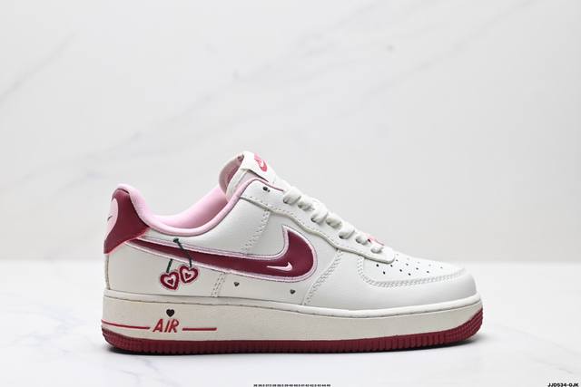 真标耐克Nike Air Force 1“07 空军一号低帮百搭休闲运动板鞋。柔软、弹性十足的缓震性能和出色的中底设计，横跨复古与现代的外型结合，造就出风靡全球