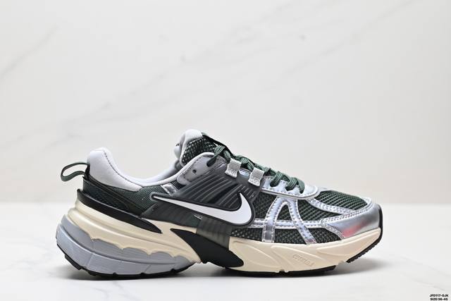 公司级耐克Nike V2K Run跑步鞋复古风潮 网面透气运动鞋 灰银紧致的鞋面材质提供良好的包裹性鞋侧 Swoosh以及鞋头部分搭配增添不少亮点的镀铬细节鞋垫