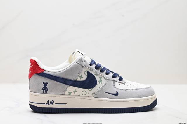 真标耐克Nike Air Force 1“07空军一号低帮百搭休闲运动板鞋。柔软、弹性十足的缓震性能和出色的中底设计，横跨复古与现代的外型结合，造就出风靡全球三
