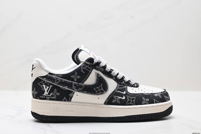真标耐克Nike Air Force 1“07空军一号低帮百搭休闲运动板鞋。柔软、弹性十足的缓震性能和出色的中底设计，横跨复古与现代的外型结合，造就出风靡全球三