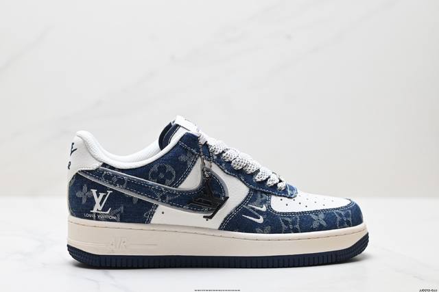 真标耐克Nike Air Force 1“07空军一号低帮百搭休闲运动板鞋。柔软、弹性十足的缓震性能和出色的中底设计，横跨复古与现代的外型结合，造就出风靡全球三