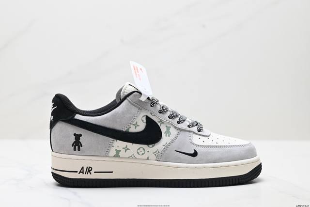真标耐克Nike Air Force 1“07空军一号低帮百搭休闲运动板鞋。柔软、弹性十足的缓震性能和出色的中底设计，横跨复古与现代的外型结合，造就出风靡全球三