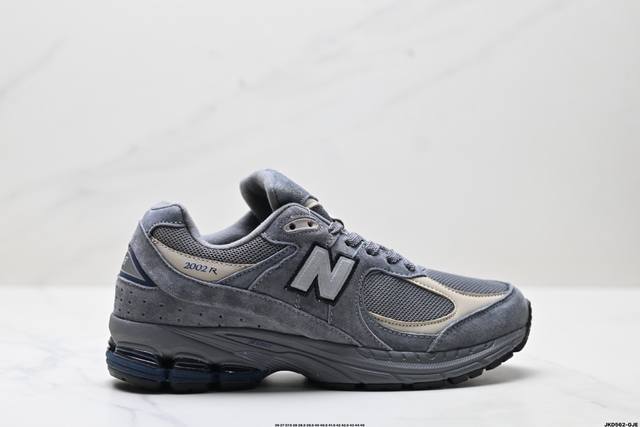 公司级New Balance 2R 复古单品 热门复古鞋型New Balance 2R 近日又曝出一款全新配色并释出官图 整双鞋采用棕色和米色主打 非常适合秋季