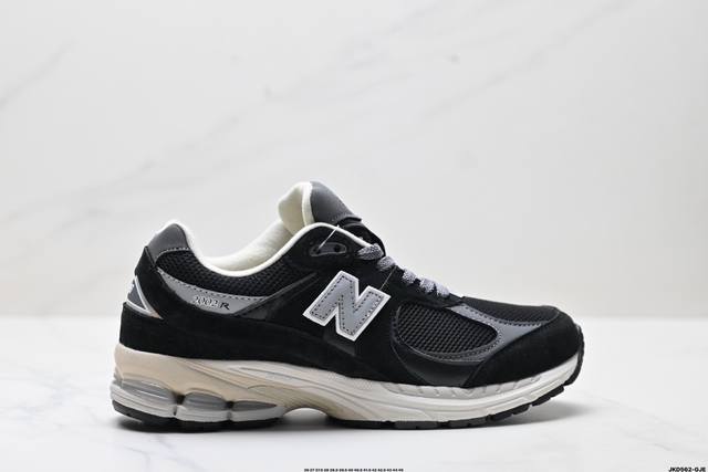 公司级New Balance 2R 复古单品 热门复古鞋型New Balance 2R 近日又曝出一款全新配色并释出官图 整双鞋采用棕色和米色主打 非常适合秋季