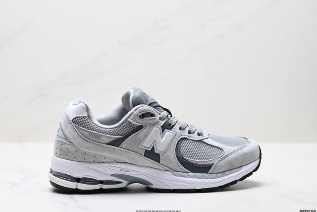 公司级New Balance 2R 复古单品 热门复古鞋型New Balance 2R 近日又曝出一款全新配色并释出官图 整双鞋采用棕色和米色主打 非常适合秋季
