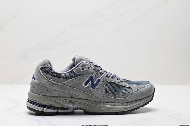 公司级New Balance 2R 复古单品 热门复古鞋型New Balance 2R 近日又曝出一款全新配色并释出官图 整双鞋采用棕色和米色主打 非常适合秋季