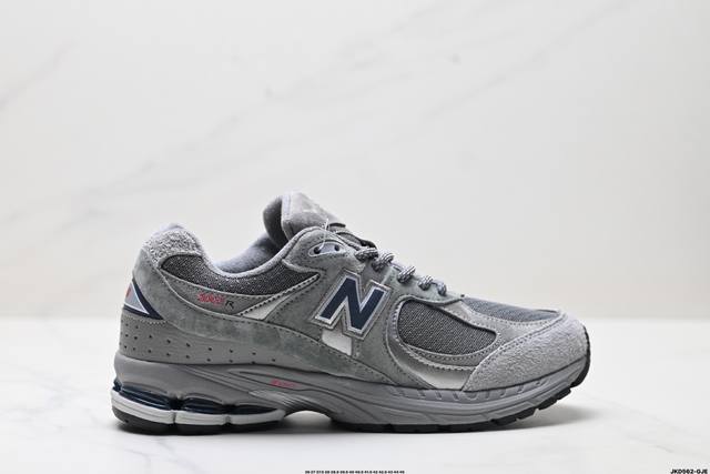 公司级New Balance 2R 复古单品 热门复古鞋型New Balance 2R 近日又曝出一款全新配色并释出官图 整双鞋采用棕色和米色主打 非常适合秋季