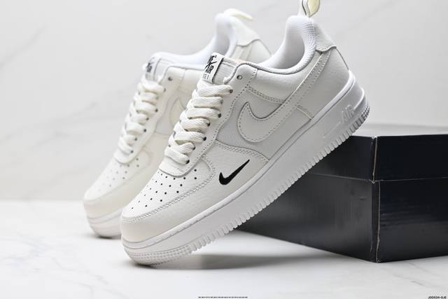 真标耐克Nike Air Force 1“07空军一号低帮百搭休闲运动板鞋。柔软、弹性十足的缓震性能和出色的中底设计，横跨复古与现代的外型结合，造就出风靡全球三