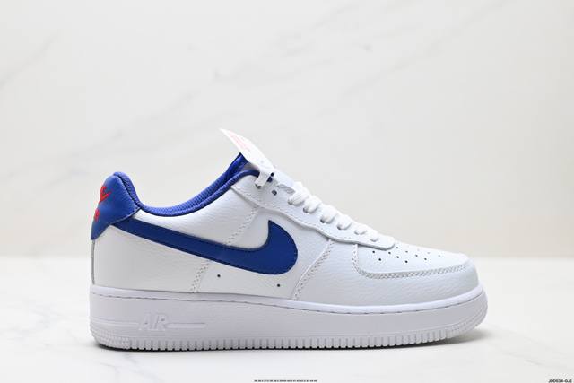 真标耐克Nike Air Force 1“07空军一号低帮百搭休闲运动板鞋。柔软、弹性十足的缓震性能和出色的中底设计，横跨复古与现代的外型结合，造就出风靡全球三