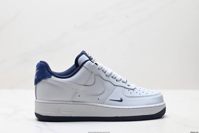 真标耐克Nike Air Force 1“07空军一号低帮百搭休闲运动板鞋。柔软、弹性十足的缓震性能和出色的中底设计，横跨复古与现代的外型结合，造就出风靡全球三