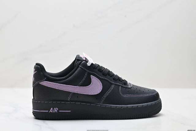 真标耐克Nike Air Force 1“07空军一号低帮百搭休闲运动板鞋。柔软、弹性十足的缓震性能和出色的中底设计，横跨复古与现代的外型结合，造就出风靡全球三