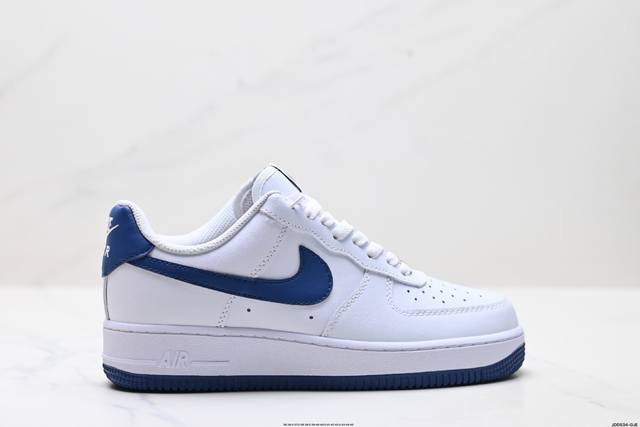 真标耐克Nike Air Force 1“07空军一号低帮百搭休闲运动板鞋。柔软、弹性十足的缓震性能和出色的中底设计，横跨复古与现代的外型结合，造就出风靡全球三