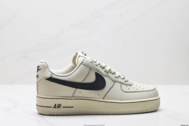 真标耐克Nike Air Force 1“07空军一号低帮百搭休闲运动板鞋。柔软、弹性十足的缓震性能和出色的中底设计，横跨复古与现代的外型结合，造就出风靡全球三