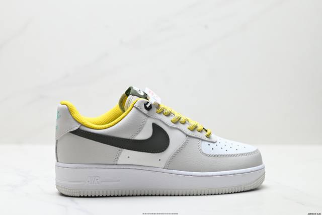 真标耐克Nike Air Force 1“07空军一号低帮百搭休闲运动板鞋。柔软、弹性十足的缓震性能和出色的中底设计，横跨复古与现代的外型结合，造就出风靡全球三