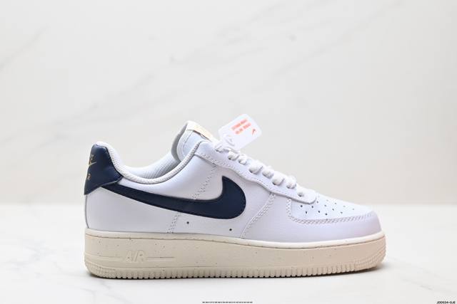 真标耐克Nike Air Force 1“07空军一号低帮百搭休闲运动板鞋。柔软、弹性十足的缓震性能和出色的中底设计，横跨复古与现代的外型结合，造就出风靡全球三