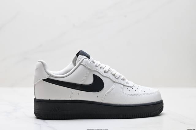 真标耐克Nike Air Force 1“07空军一号低帮百搭休闲运动板鞋。柔软、弹性十足的缓震性能和出色的中底设计，横跨复古与现代的外型结合，造就出风靡全球三