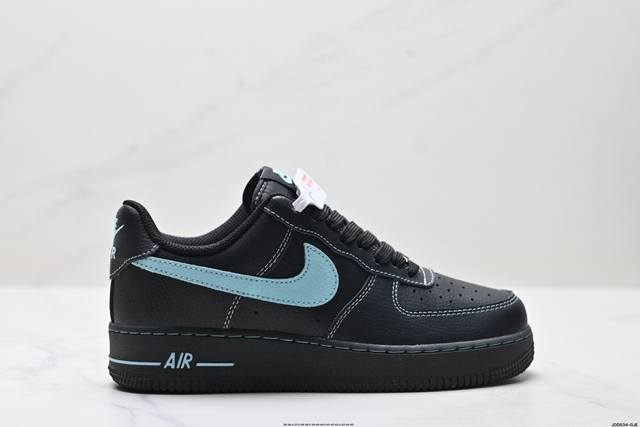 真标耐克Nike Air Force 1“07空军一号低帮百搭休闲运动板鞋。柔软、弹性十足的缓震性能和出色的中底设计，横跨复古与现代的外型结合，造就出风靡全球三