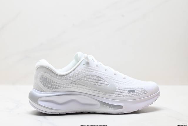 公司级Nike Journey Run 跑步鞋 使用了新型的缓震材料 脚感偏韧 后跟有加厚的海绵填充 鞋子前掌和后掌做了加宽设计 增加了跑步时的稳定性 织物加网