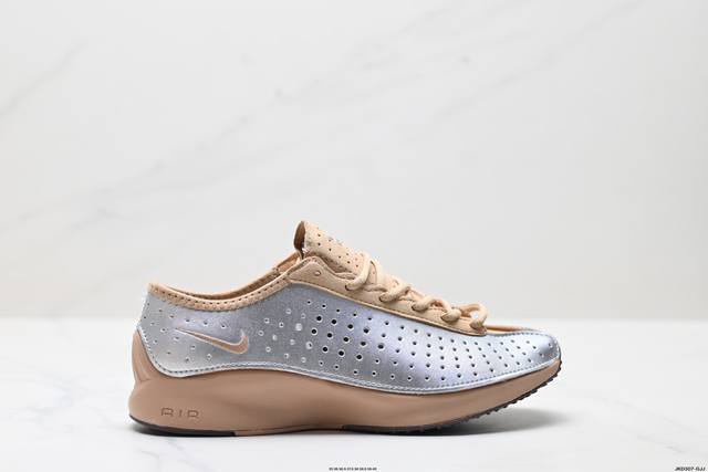 公司级Nike Air Superfly耐克2025新款减震复古银色跑鞋女鞋 该运动鞋的亮点在于其穿孔金属银色皮革鞋面，呈现出未来感和抛光外观。与此设计相得益彰