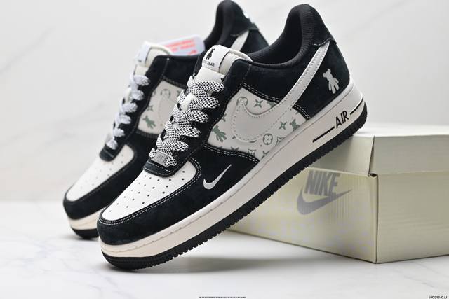 真标耐克Nike Air Force 1“07空军一号低帮百搭休闲运动板鞋。柔软、弹性十足的缓震性能和出色的中底设计，横跨复古与现代的外型结合，造就出风靡全球三
