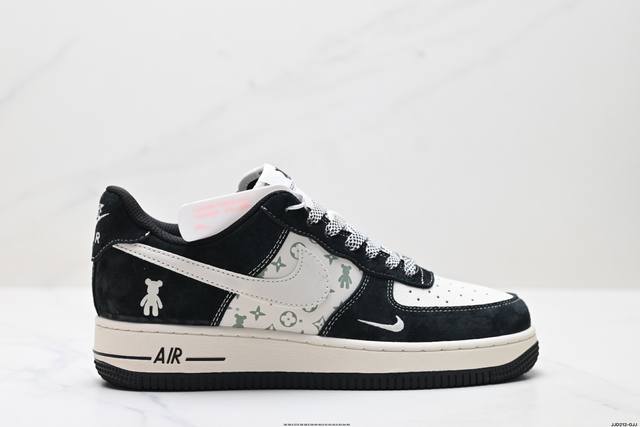 真标耐克Nike Air Force 1“07空军一号低帮百搭休闲运动板鞋。柔软、弹性十足的缓震性能和出色的中底设计，横跨复古与现代的外型结合，造就出风靡全球三