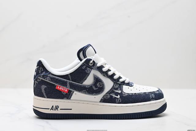 真标耐克Nike Air Force 1“07空军一号低帮百搭休闲运动板鞋。柔软、弹性十足的缓震性能和出色的中底设计，横跨复古与现代的外型结合，造就出风靡全球三