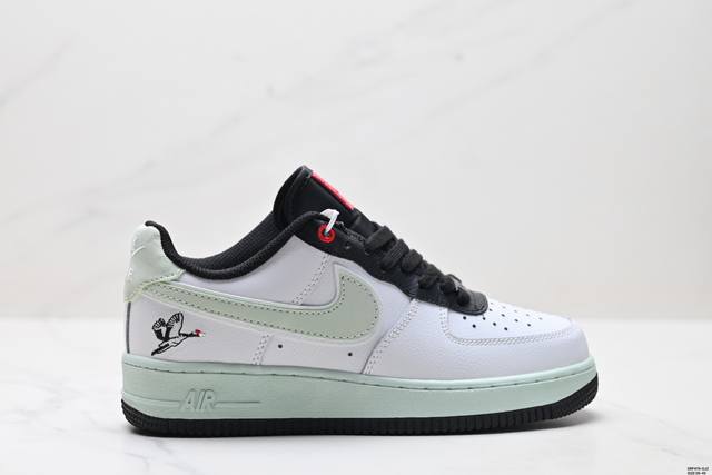 真标耐克Nike Air Force 1’07空军一号低帮百搭休闲运动板鞋。柔软、弹性十足的缓震性能和出色的中底设计，横跨复古与现代的外型结合，造就出风靡全球三