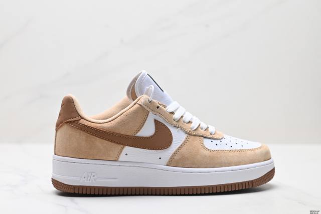 真标耐克Nike Air Force 1’07空军一号低帮百搭休闲运动板鞋。柔软、弹性十足的缓震性能和出色的中底设计，横跨复古与现代的外型结合，造就出风靡全球三