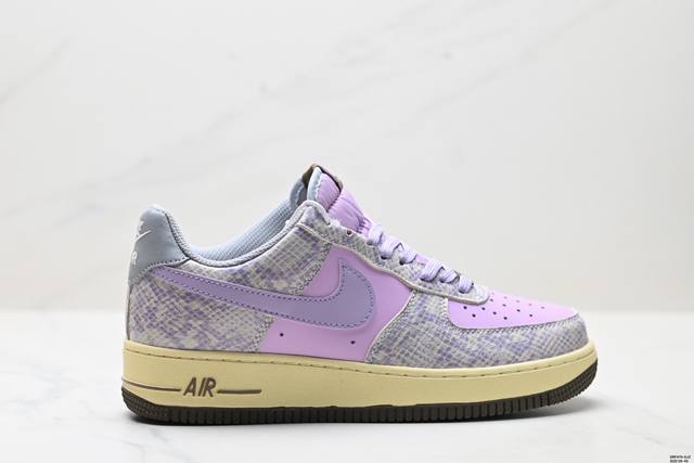 真标耐克Nike Air Force 1’07空军一号低帮百搭休闲运动板鞋。柔软、弹性十足的缓震性能和出色的中底设计，横跨复古与现代的外型结合，造就出风靡全球三