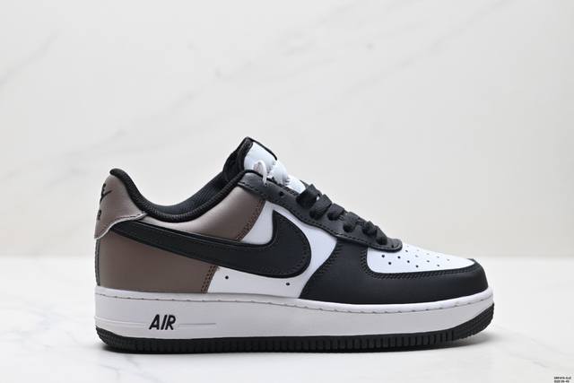 真标耐克Nike Air Force 1’07空军一号低帮百搭休闲运动板鞋。柔软、弹性十足的缓震性能和出色的中底设计，横跨复古与现代的外型结合，造就出风靡全球三