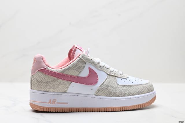 真标耐克Nike Air Force 1’07空军一号低帮百搭休闲运动板鞋。柔软、弹性十足的缓震性能和出色的中底设计，横跨复古与现代的外型结合，造就出风靡全球三