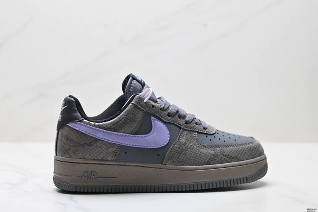真标耐克Nike Air Force 1’07空军一号低帮百搭休闲运动板鞋。柔软、弹性十足的缓震性能和出色的中底设计，横跨复古与现代的外型结合，造就出风靡全球三
