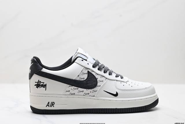 真标耐克Nike Air Force 1“07空军一号低帮百搭休闲运动板鞋。柔软、弹性十足的缓震性能和出色的中底设计，横跨复古与现代的外型结合，造就出风靡全球三