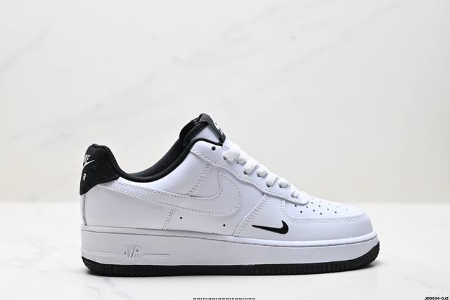 真标耐克Nike Air Force 1“07空军一号低帮百搭休闲运动板鞋。柔软、弹性十足的缓震性能和出色的中底设计，横跨复古与现代的外型结合，造就出风靡全球三
